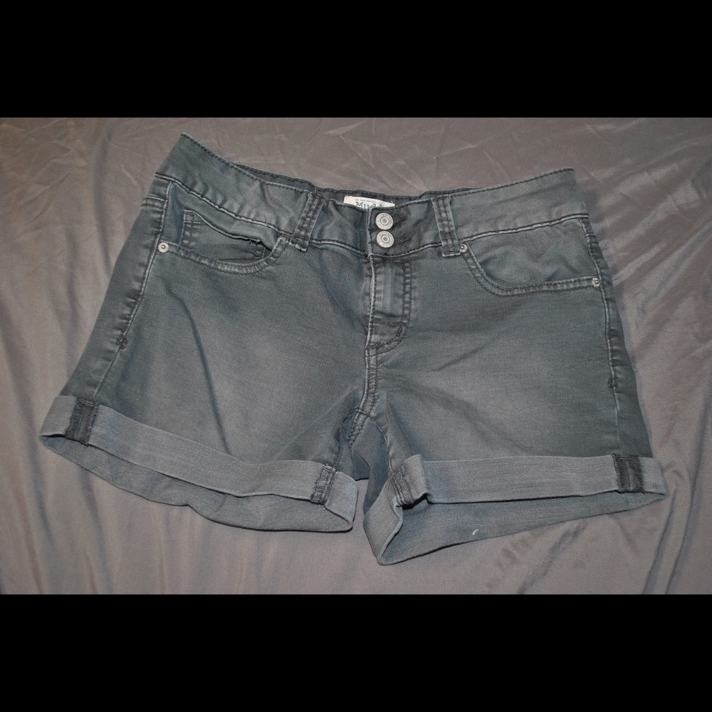 Mid-rise jean shorts